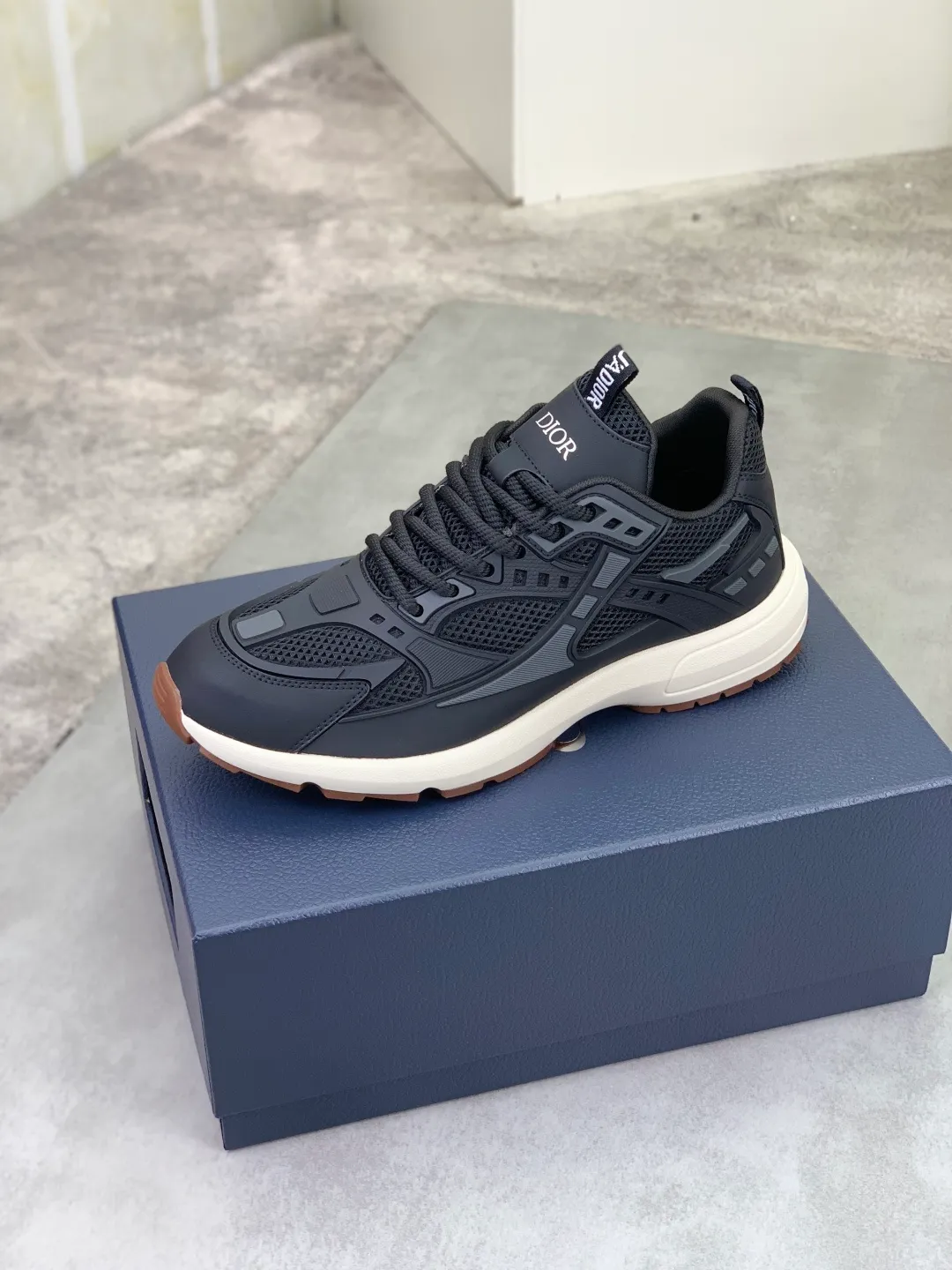 Men's Men's Shoes P600💰💎💎💎Top quality DIOR men's low-top sneakers series Newly launched this season, this low-top sneaker is one of the flagship styles of the series. Crafted from cowhide leather uppers combined with mesh and white technical fabric, it's finished with reflective graphic logos. Featuring logos on the heel and tongue, the extra-light sculpted rubber sole with signature embellishments enhances style, and internal stretch details create an ideal comfort fit that pairs well with a variety of casual looks. Shows fashionable and modern sports style Size:39-45 (38 46 customized)
